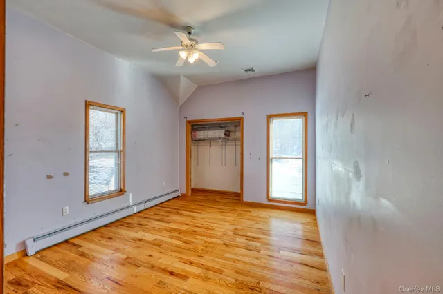 a view of a house with backyard
