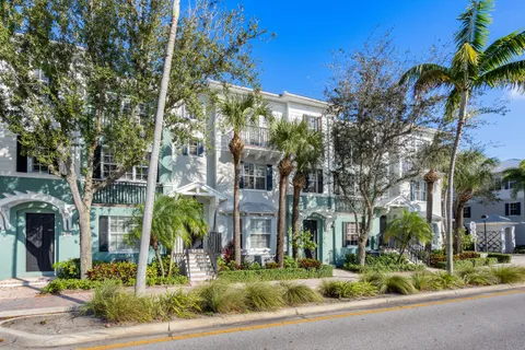$875,000 | 332 West Mallory Circle, Delray Beach, FL 33483