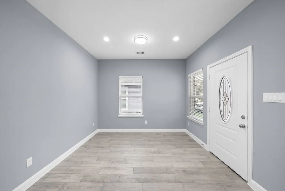5222 Bataan Road Houston, TX 77033 - Photo 16 of 22 Versatile secondary room perfect for a home office, guest suite, or cozy retreat with a minimalist touch.