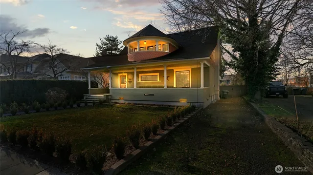 a view of a house with backyard and garden
