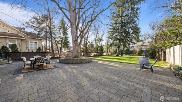 a view of a house with backyard and a tree
