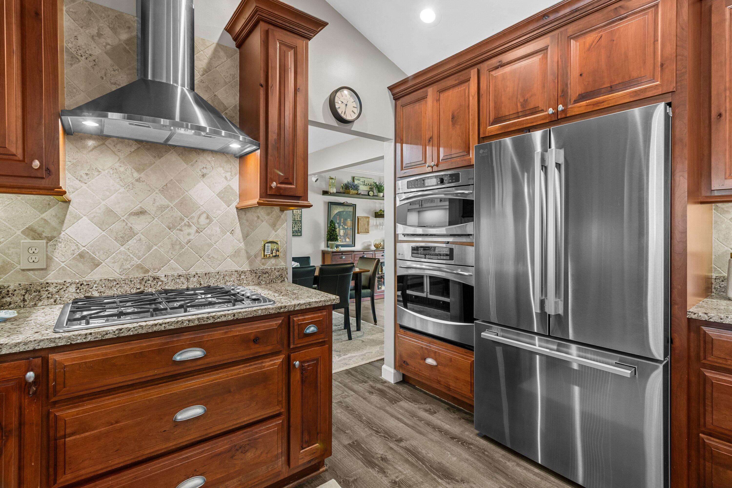 W318N377 Whitetail Run Delafield, WI 53018 - Photo 12 of 61 Stainless Steel Appliances