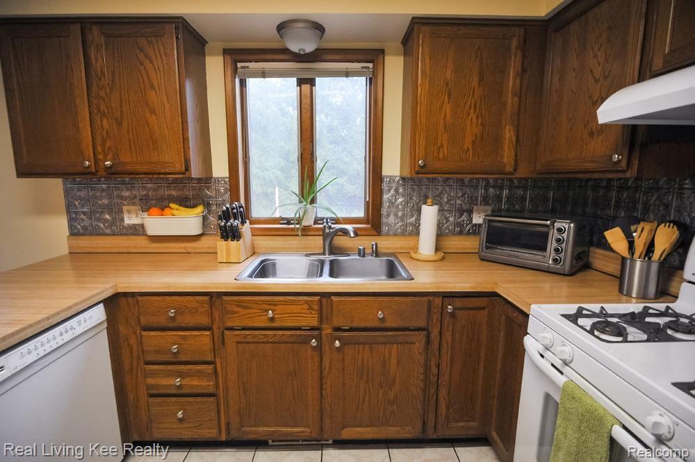 1695 Dancer Drive Rochester, MI 48307 - Photo 13 of 29 110-Hoover House.jpg