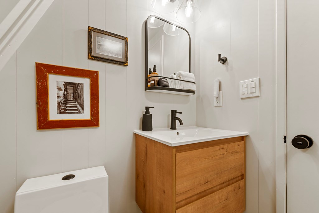 501 Gamble Road McCall, ID 83638 - Photo 17 of 28 Guest Bathroom, Located on the main floor, this 3/4 bath is and ideal guest bathroom.