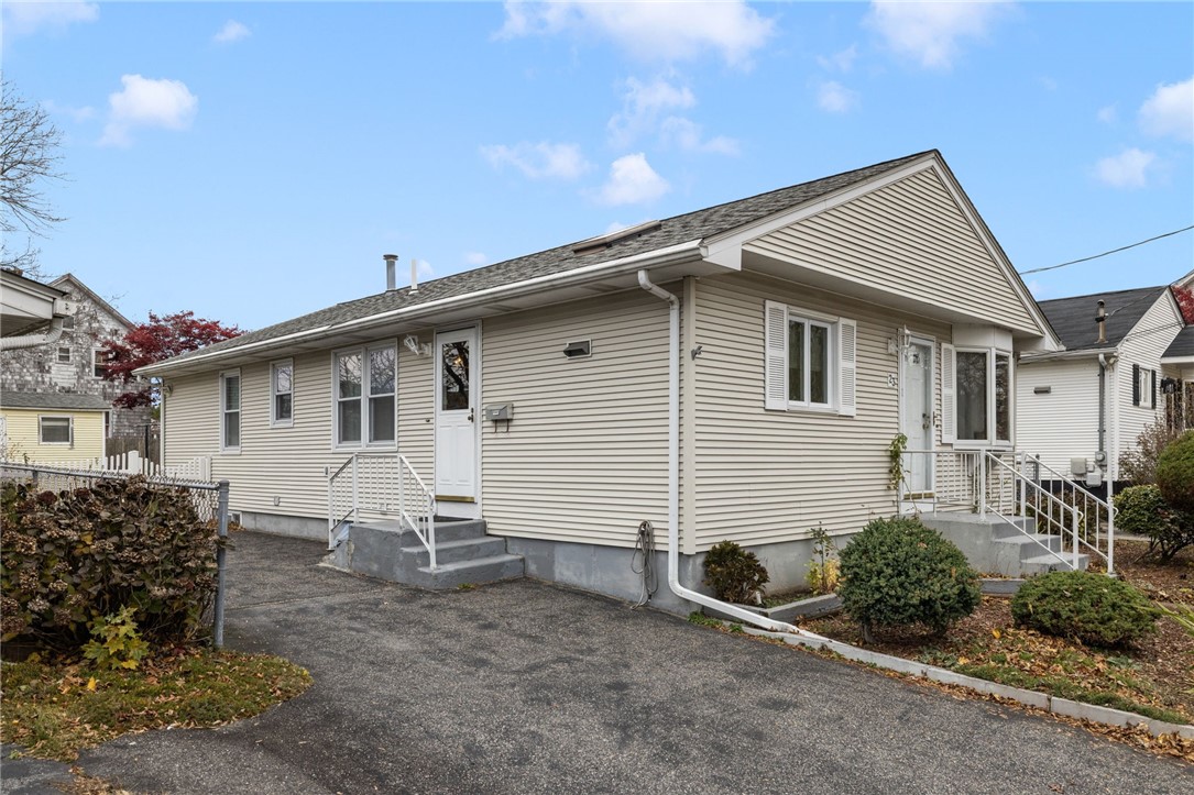 23 Hewes Street Cumberland, RI 02864 - Photo 4 of 39