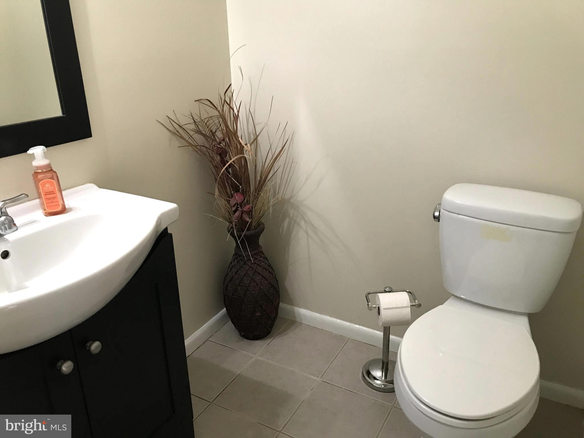 400 Colonial Ridge Lane Arnold, MD 21012 - Photo 13 of 38 Main level half bath