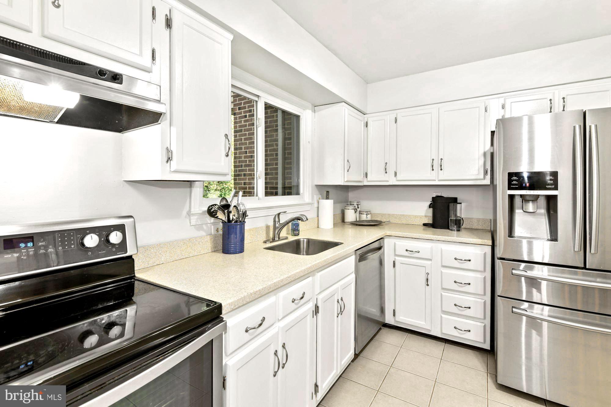 400 Colonial Ridge Lane Arnold, MD 21012 - Photo 6 of 38 Kitchen w/ SS Appliances