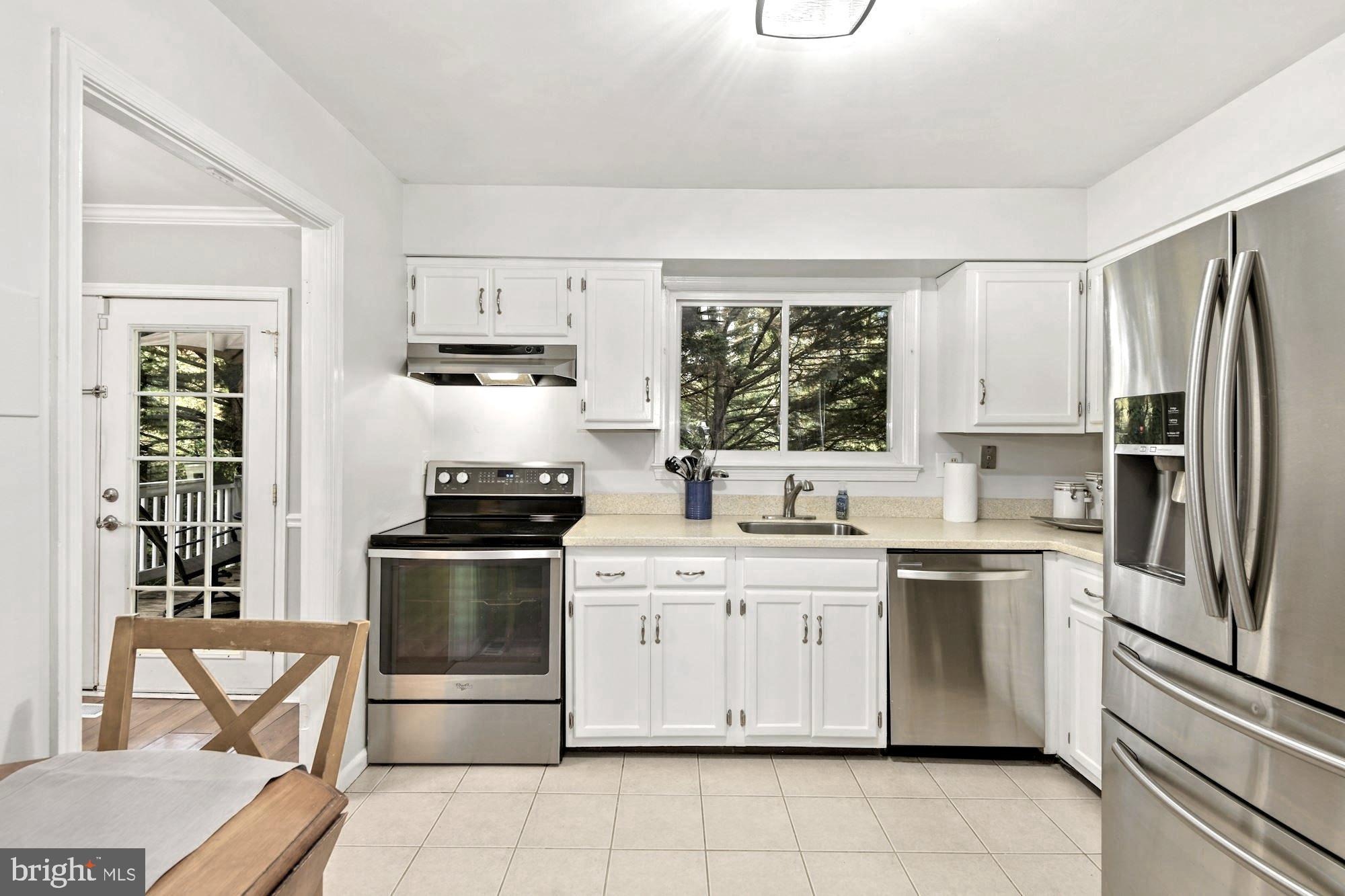 400 Colonial Ridge Lane Arnold, MD 21012 - Photo 7 of 38 Kitchen w/ upgraded counters