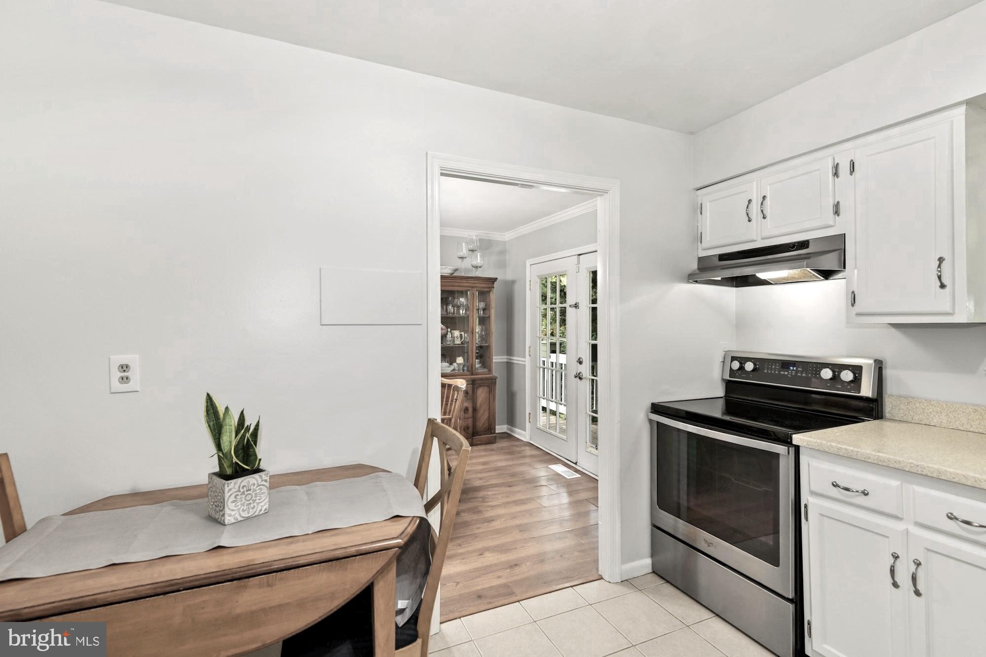 400 Colonial Ridge Lane Arnold, MD 21012 - Photo 8 of 38 Table space Kitchen