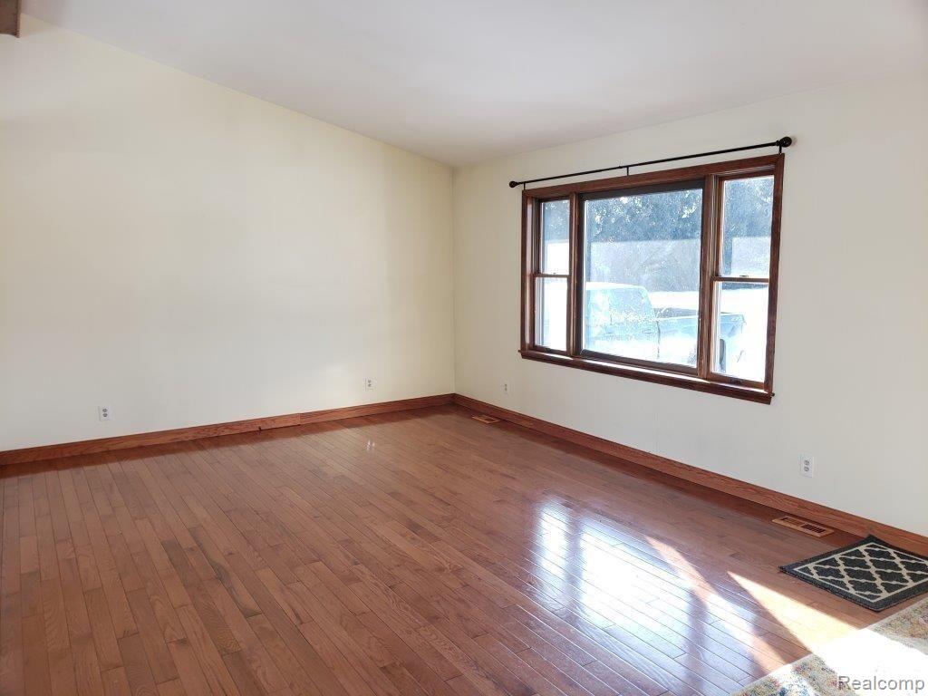 2083 East Hunters Creek Road Metamora, MI 48455 - Photo 5 of 29 Great Room (2)
