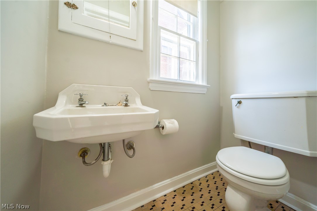 2552 Traymore Road Cleveland, OH 44118 - Photo 16 of 35 The first floor Half-Bathroom