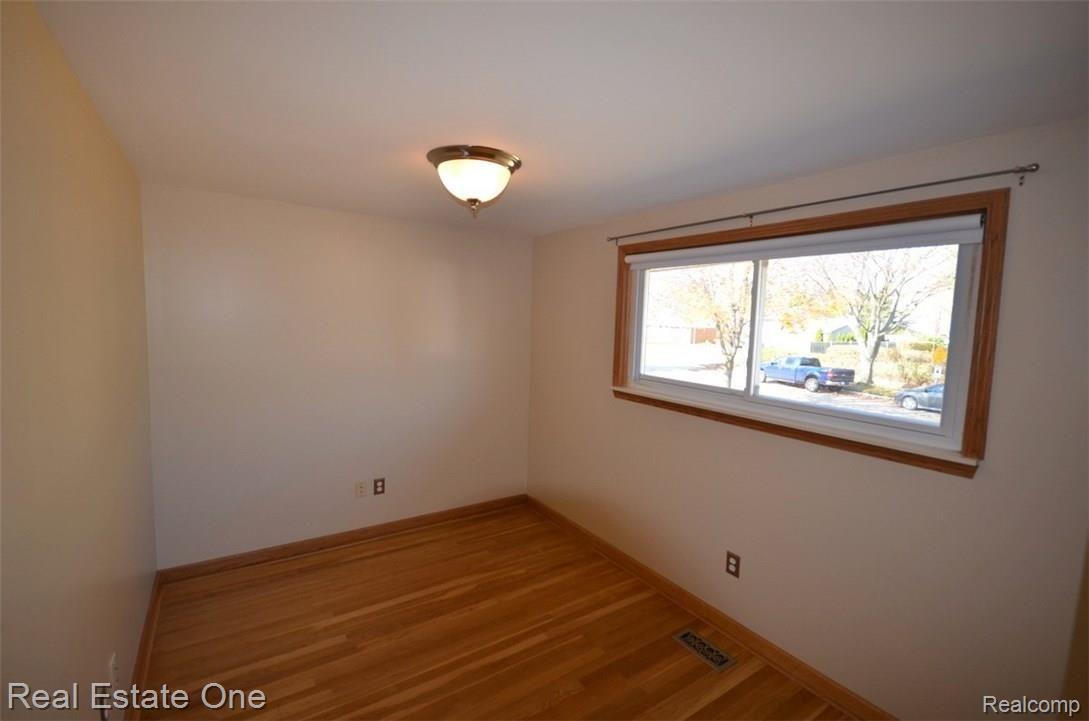 8478 Smethwick Road Sterling Heights, MI 48312 - Photo 14 of 23 14 Bedroom.JPG