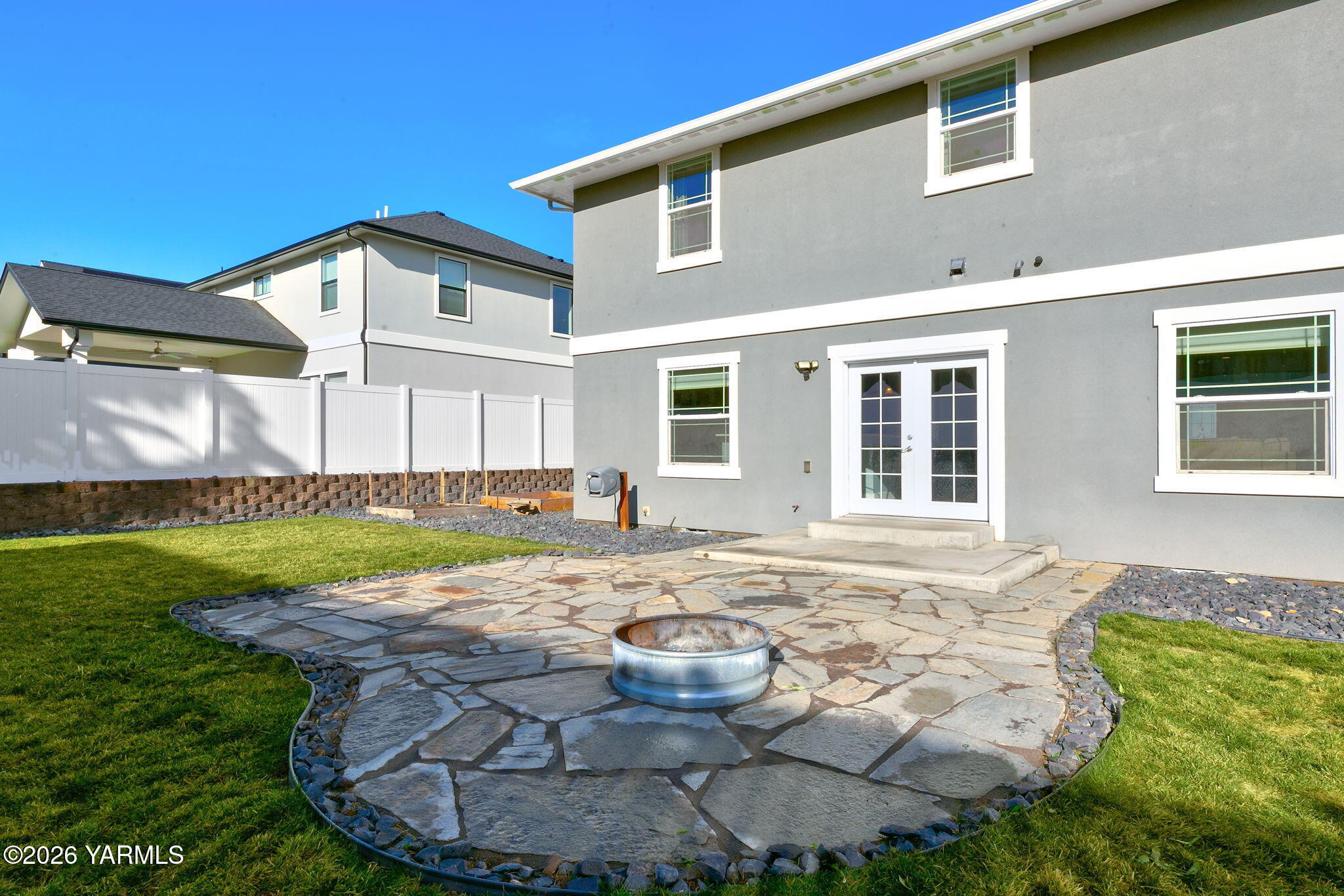 126 Lyle Loop Selah, WA 98942 - Photo 21 of 35 Flagstone Patio with Firepit