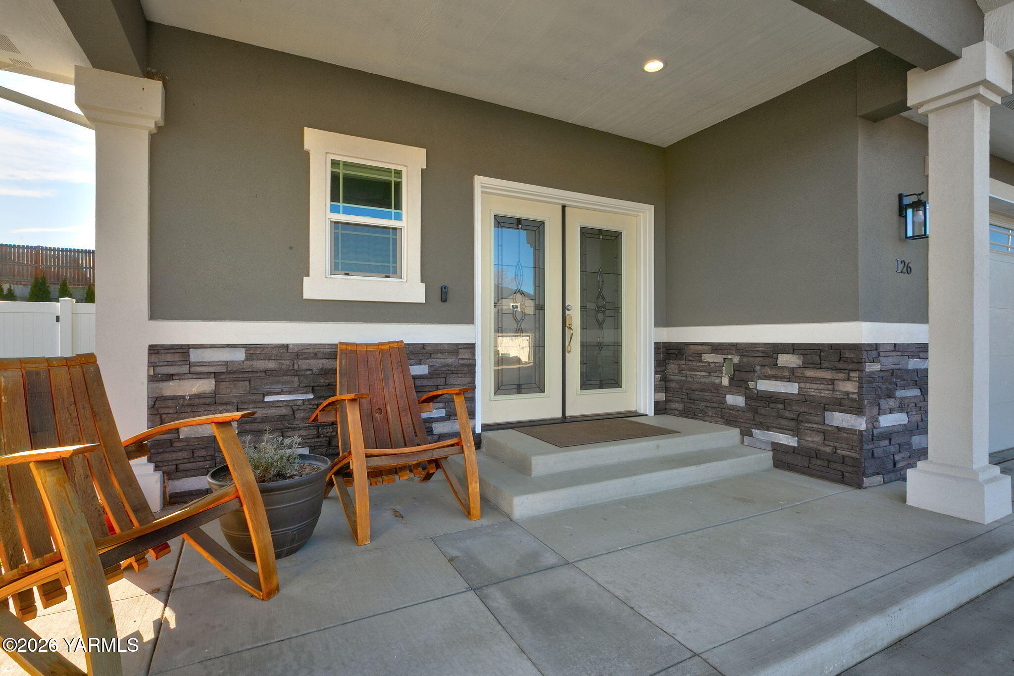 126 Lyle Loop Selah, WA 98942 - Photo 23 of 35 Front Patio