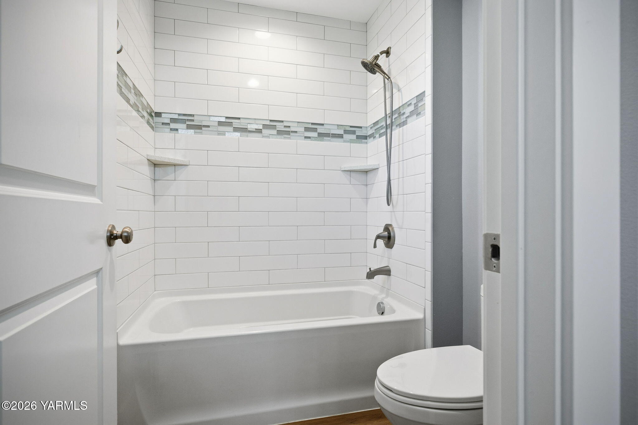 126 Lyle Loop Selah, WA 98942 - Photo 27 of 35 Hall Bathroom