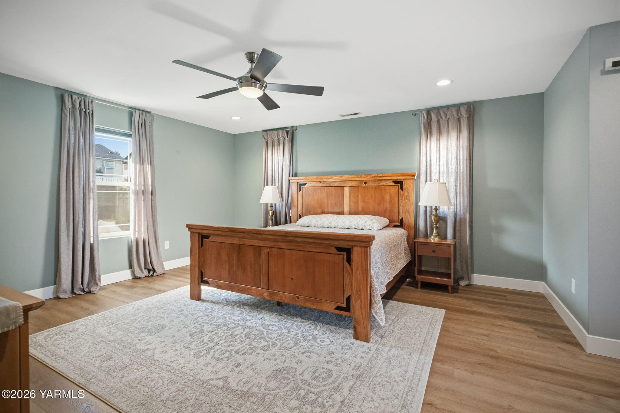 126 Lyle Loop Selah, WA 98942 - Photo 6 of 35 Primary Suite