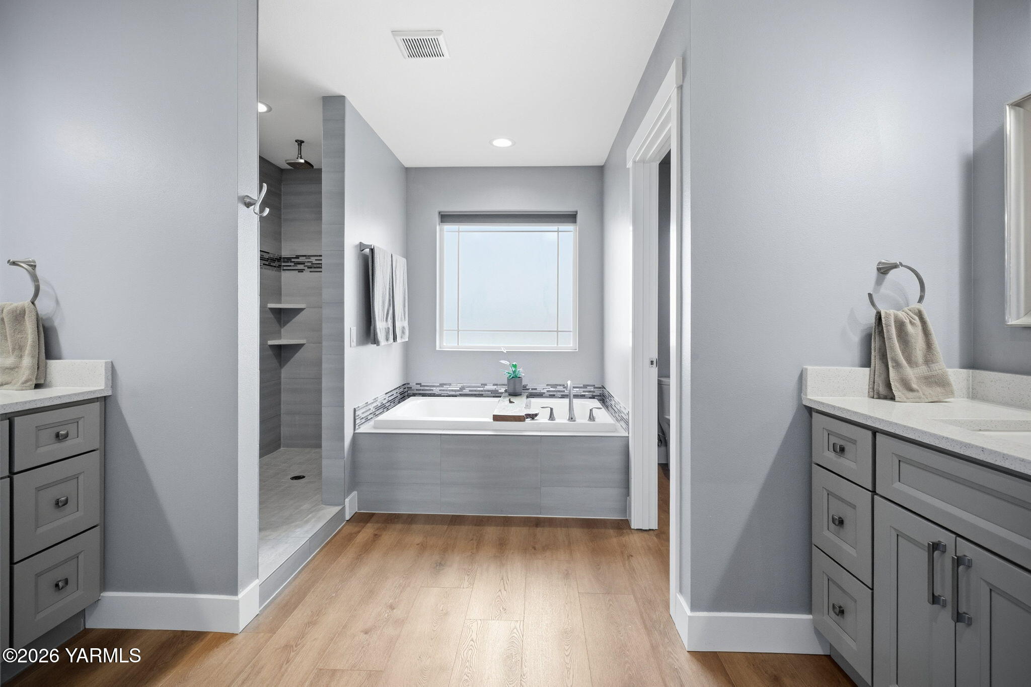 126 Lyle Loop Selah, WA 98942 - Photo 8 of 35 Primary Bath w/Dual Vanities