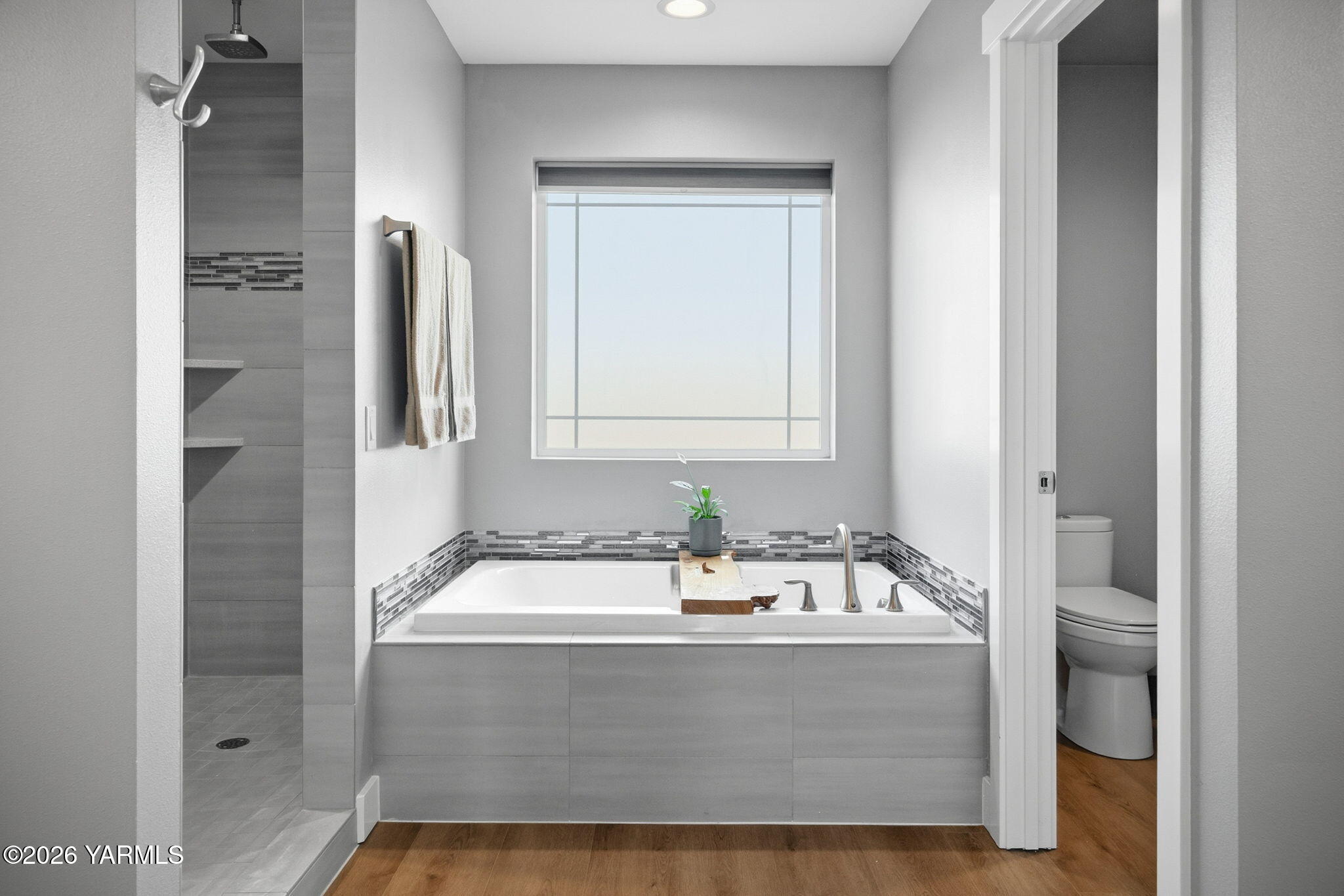 126 Lyle Loop Selah, WA 98942 - Photo 9 of 35 Primary Bath