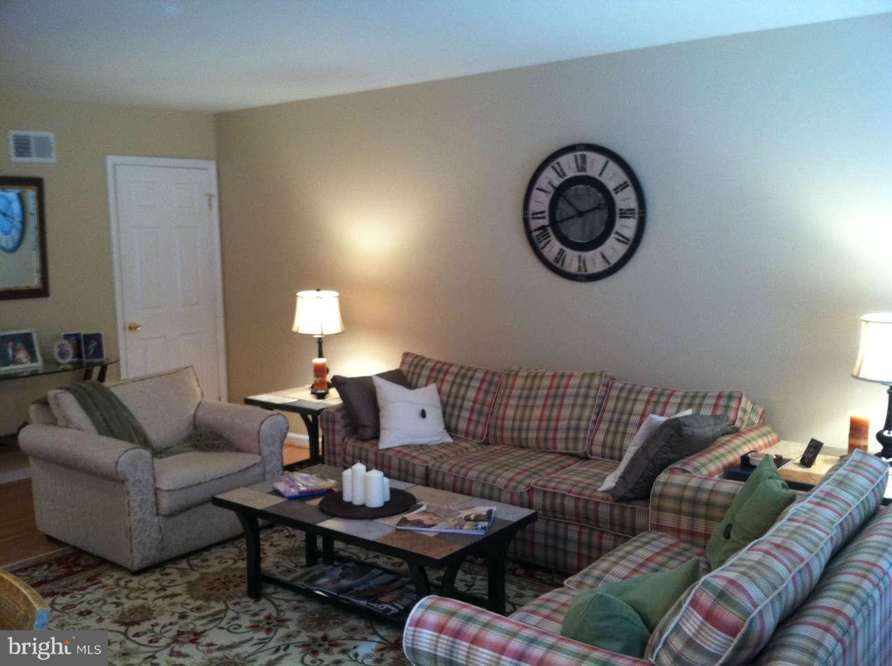 7267 Evanston Road Springfield, VA 22150 - Photo 2 of 10 Living Room