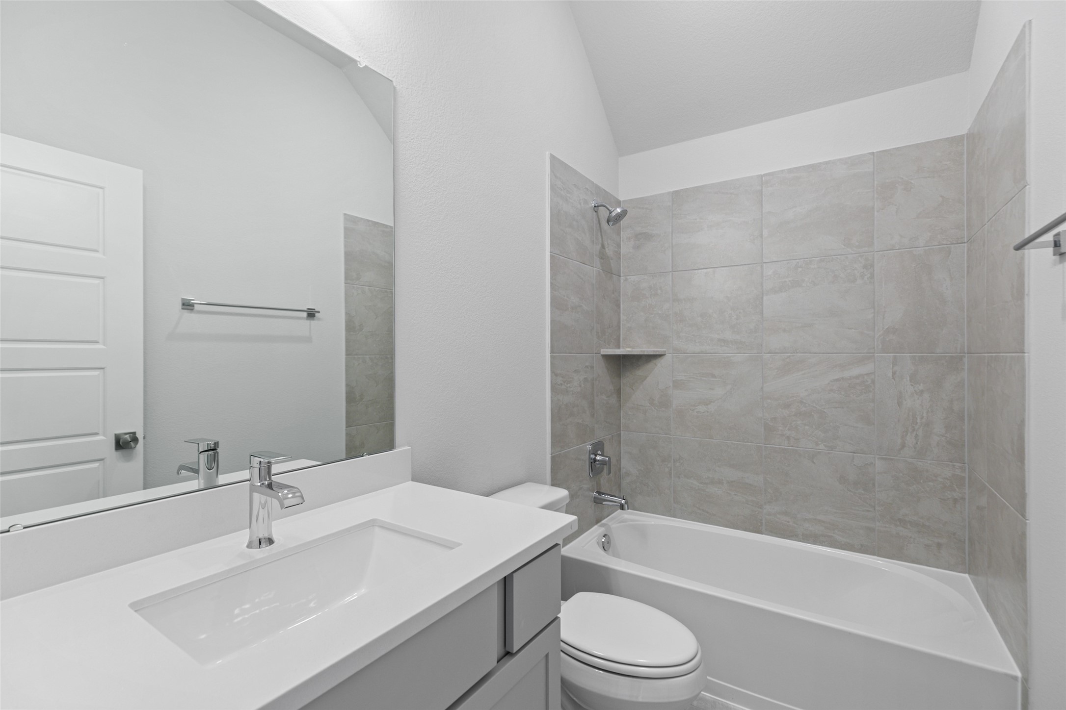 803 Evergreen Frst Lane Rosharon, TX 77583 - Photo 7 of 31 a bathroom with a sink toilet and bathtub