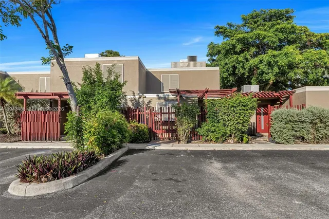 $399,000 | 10911 Cedar Lane, Pembroke Pines, FL 33026