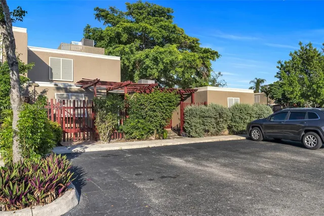 $399,000 | 10911 Cedar Lane, Pembroke Pines, FL 33026