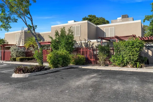 $399,000 | 10911 Cedar Lane, Pembroke Pines, FL 33026