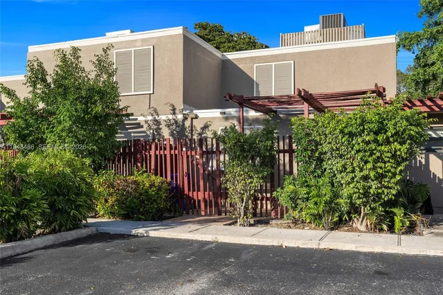 $399,000 | 10911 Cedar Lane, Pembroke Pines, FL 33026