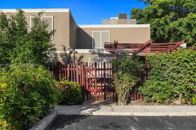 $399,000 | 10911 Cedar Lane, Pembroke Pines, FL 33026