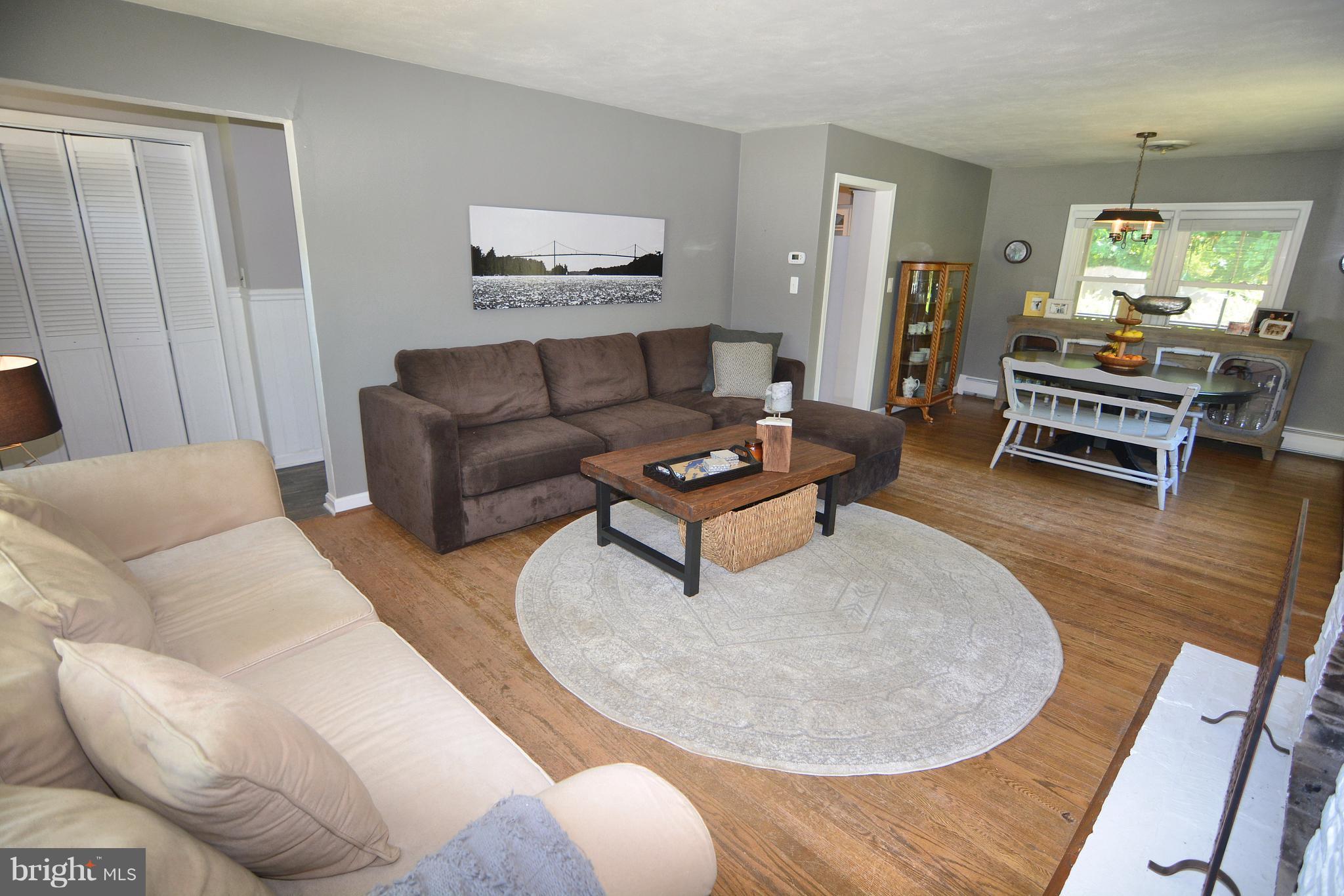515 Ridge Road Annapolis, MD 21401 - Photo 3 of 29 Warm wood flooring in living room