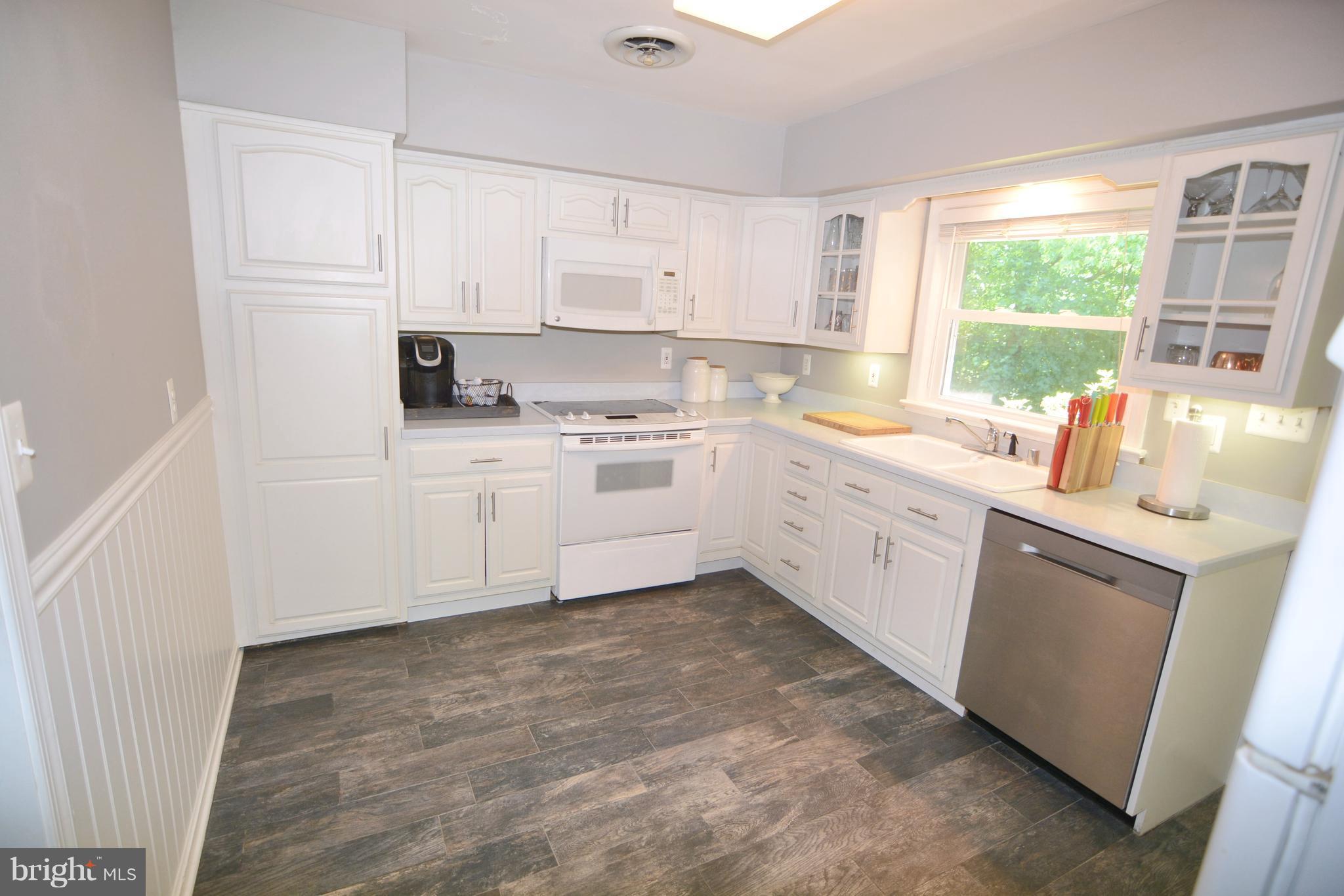 515 Ridge Road Annapolis, MD 21401 - Photo 9 of 29 Bead board accent walls add a cottage feel.