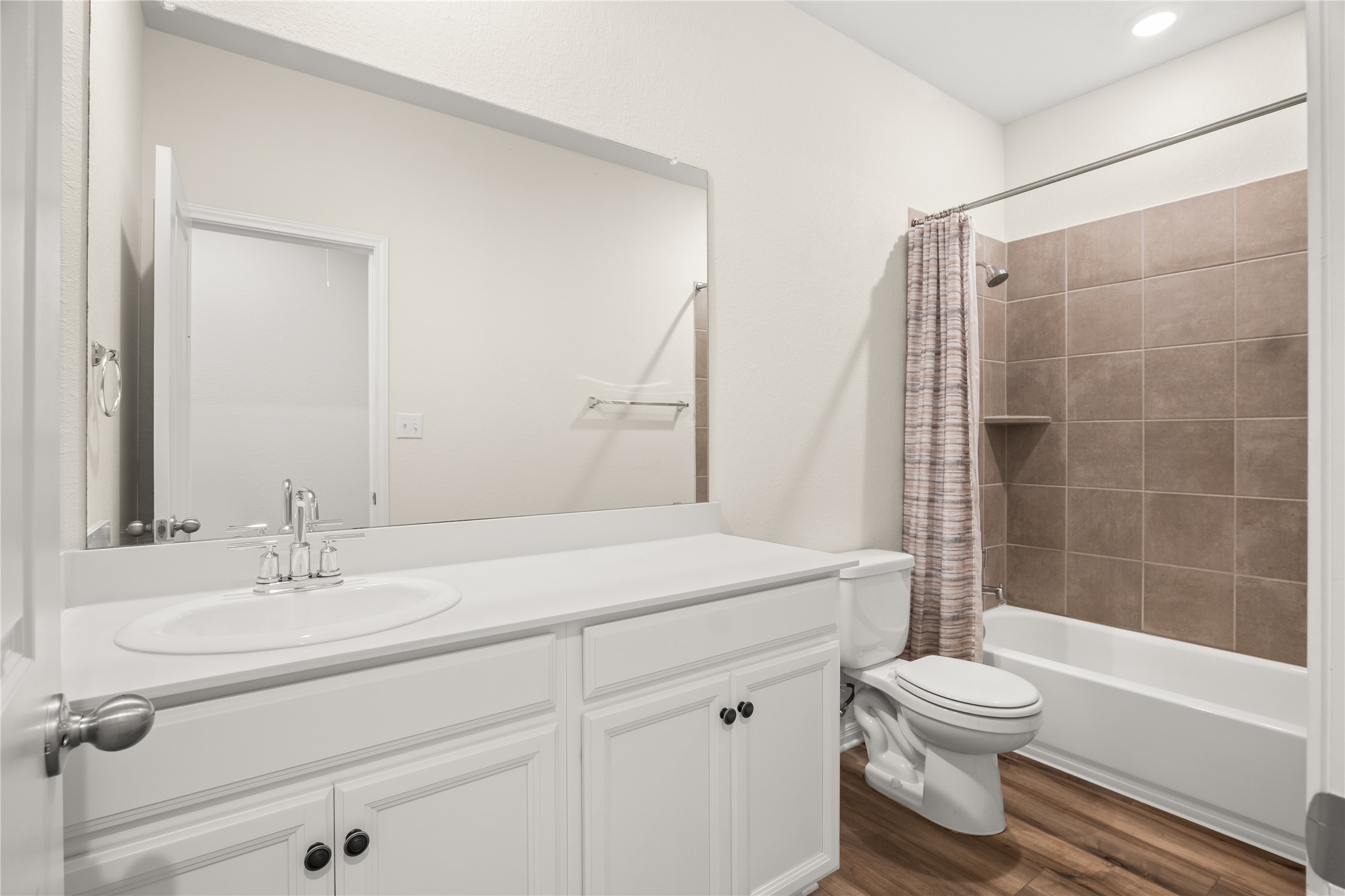 105 Saviano Road Hutto, TX 78634 - Photo 14 of 22 Secondary Bath: A pristine bathroom features a vanity with ample counter space and a clean tub-shower combo.