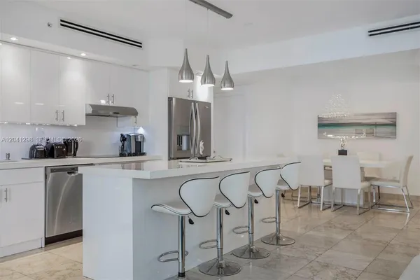 $7,700 | 4775 Collins Avenue, Unit 2508, Miami Beach, FL 33140