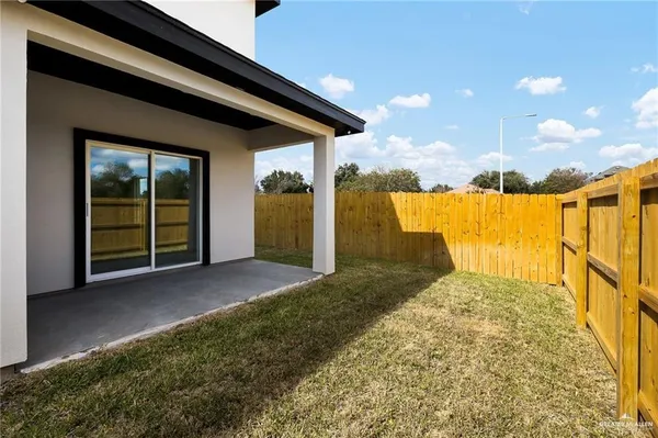 a view of a house with backyard