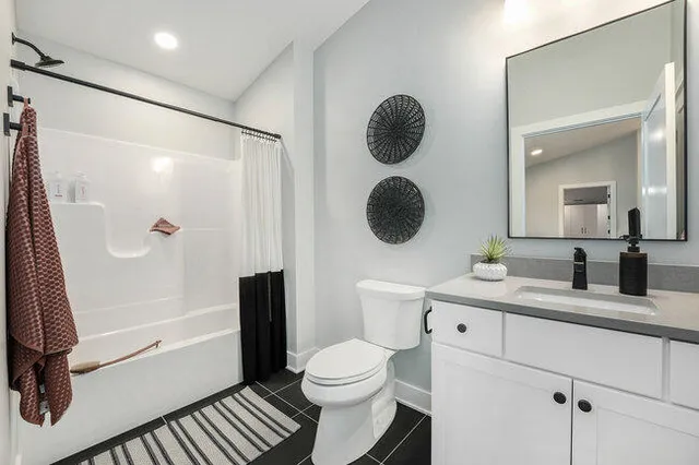 $1,169,000 | 2284 Knapp Blf Court, Ada, MI 49301