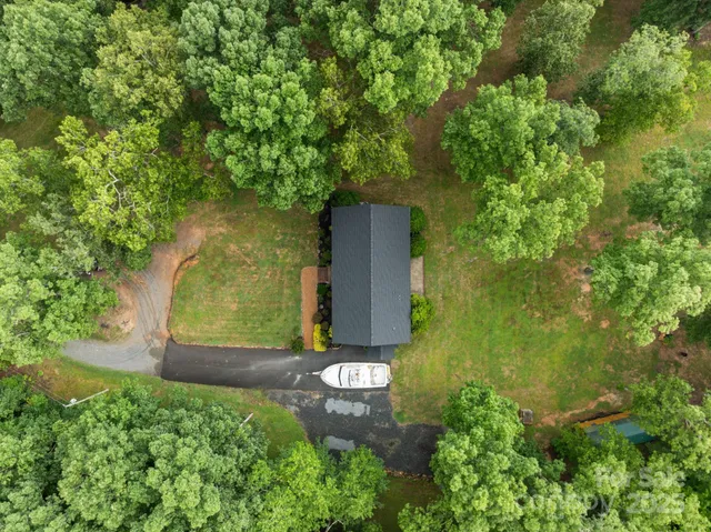 a view of a house with backyard