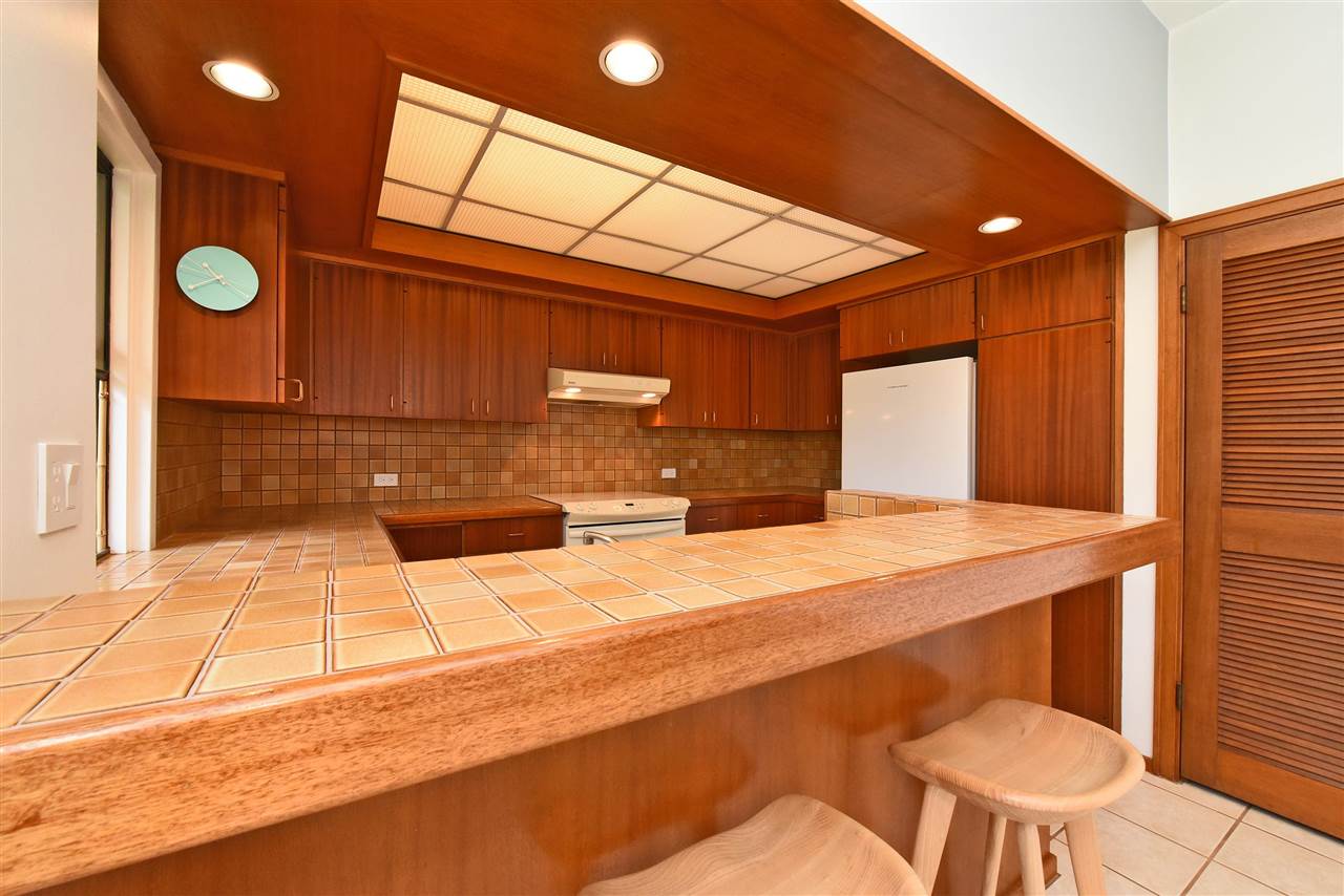 100 Ridge Road, Unit 2312 Lahaina, HI 96761 - Photo 13 of 30 a bathroom with a sink and a mirror