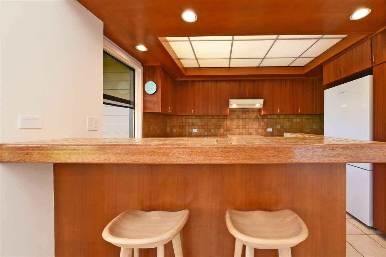 100 Ridge Road, Unit 2312 Lahaina, HI 96761 - Photo 16 of 30 a bathroom with a toilet a sink and mirror