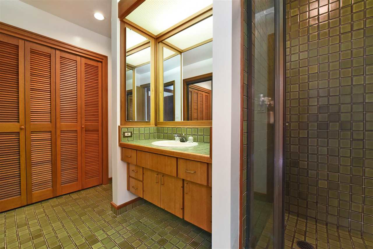 100 Ridge Road, Unit 2312 Lahaina, HI 96761 - Photo 22 of 30 a bathroom with a granite countertop sink and a mirror