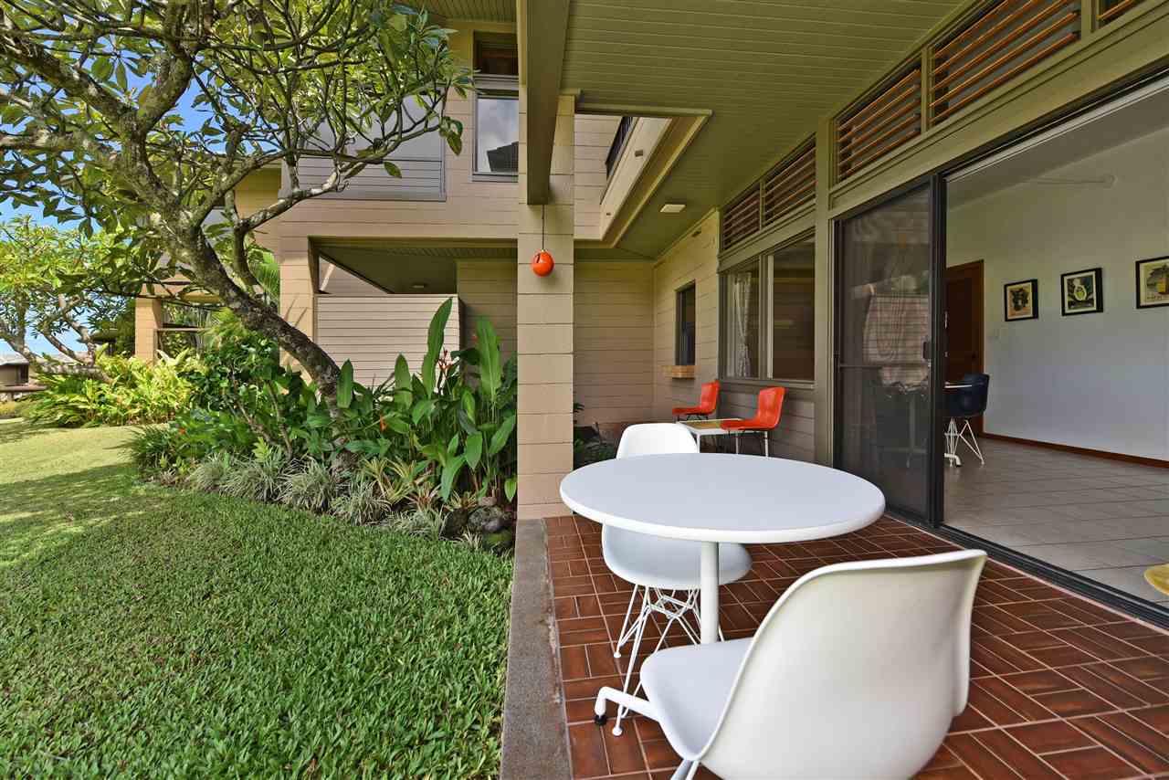 100 Ridge Road, Unit 2312 Lahaina, HI 96761 - Photo 3 of 30 a balcony with table and chairs
