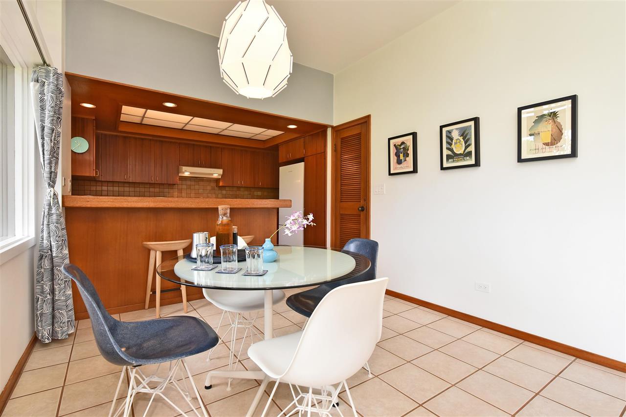100 Ridge Road, Unit 2312 Lahaina, HI 96761 - Photo 4 of 30 a dining room with furniture and a clock