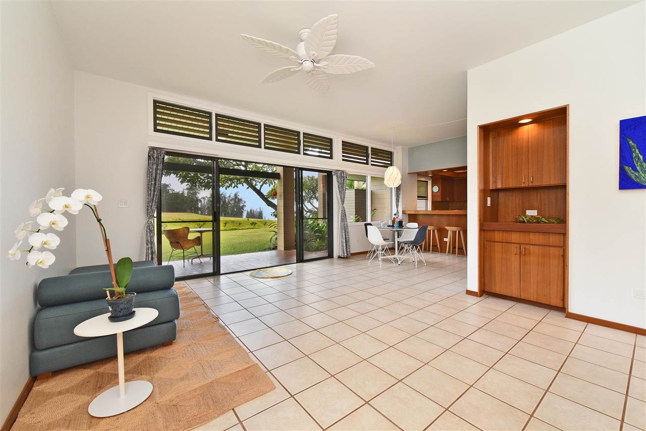 100 Ridge Road, Unit 2312 Lahaina, HI 96761 - Photo 9 of 30 a living room with furniture