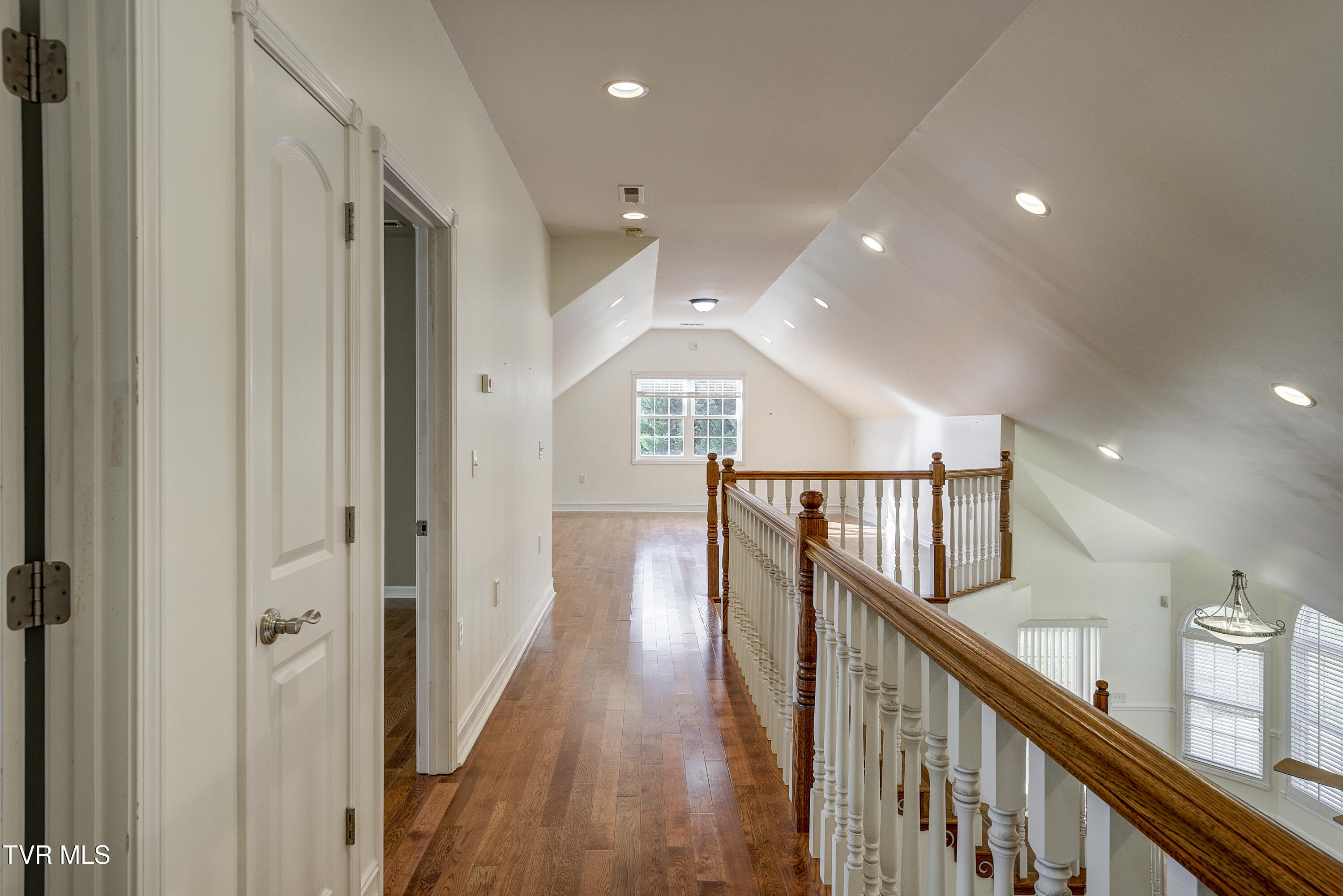 2272 Bullock Hollow Road Bristol, TN 37620 - Photo 44 of 91 Upper Level Walkway