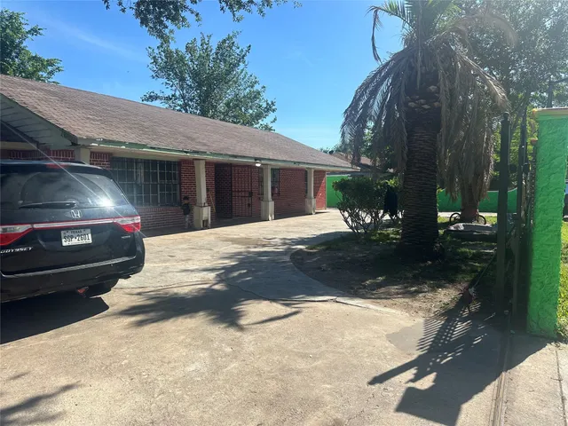 a view of a car park in front of house