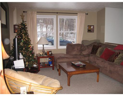 5039 Bocktown Road Aliquippa, PA 15001 - Photo 4 of 17 Living Room.