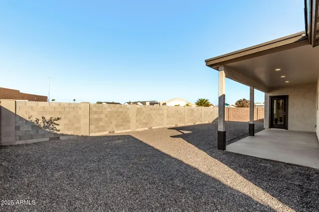 a view of a backyard