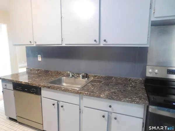 $2,200 | 45 Oakview Circle, Unit 203, Bridgeport, CT 06604