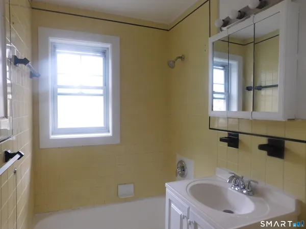 $2,200 | 45 Oakview Circle, Unit 203, Bridgeport, CT 06604