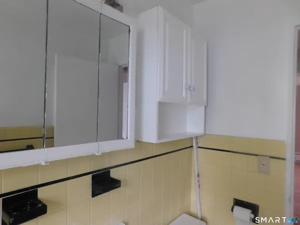 $2,200 | 45 Oakview Circle, Unit 203, Bridgeport, CT 06604