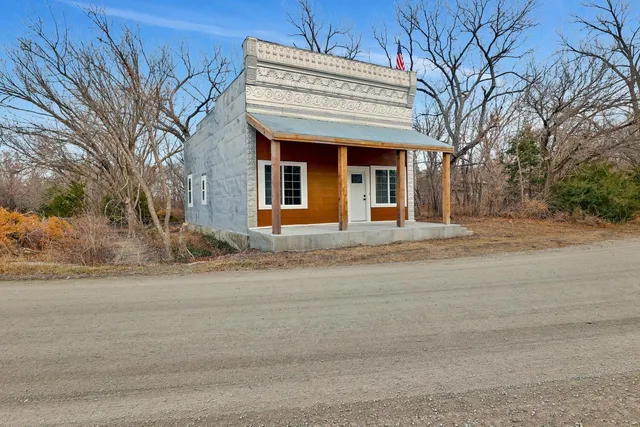 $95,000 | 1513 G Road, Cedar Point, KS 66843